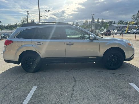 Used 2012 Subaru Outback 3.6R Limited AWD/4WD image 9