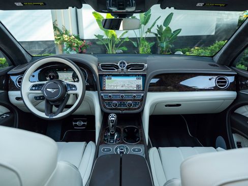 Certified 2025 Bentley Bentayga image 4