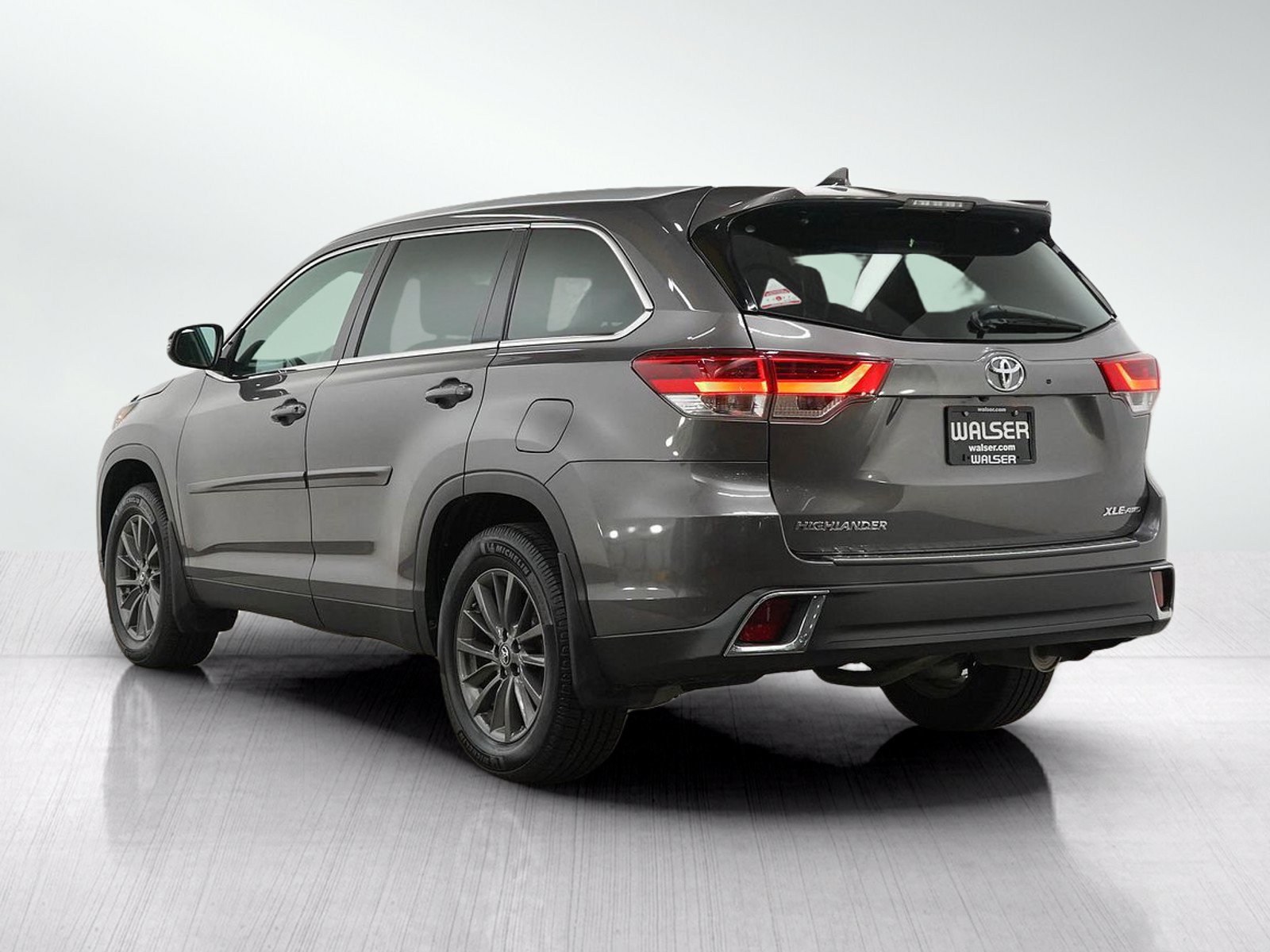Used 2019 Toyota Highlander XLE AWD/4WD image 3