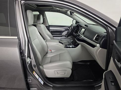 Used 2018 Toyota Highlander XLE AWD/4WD image 13