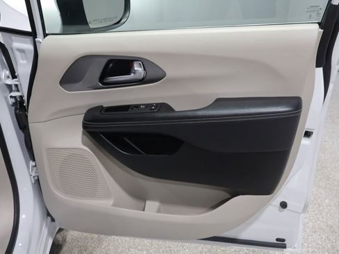 Used 2023 Chrysler Pacifica Touring-L image 22