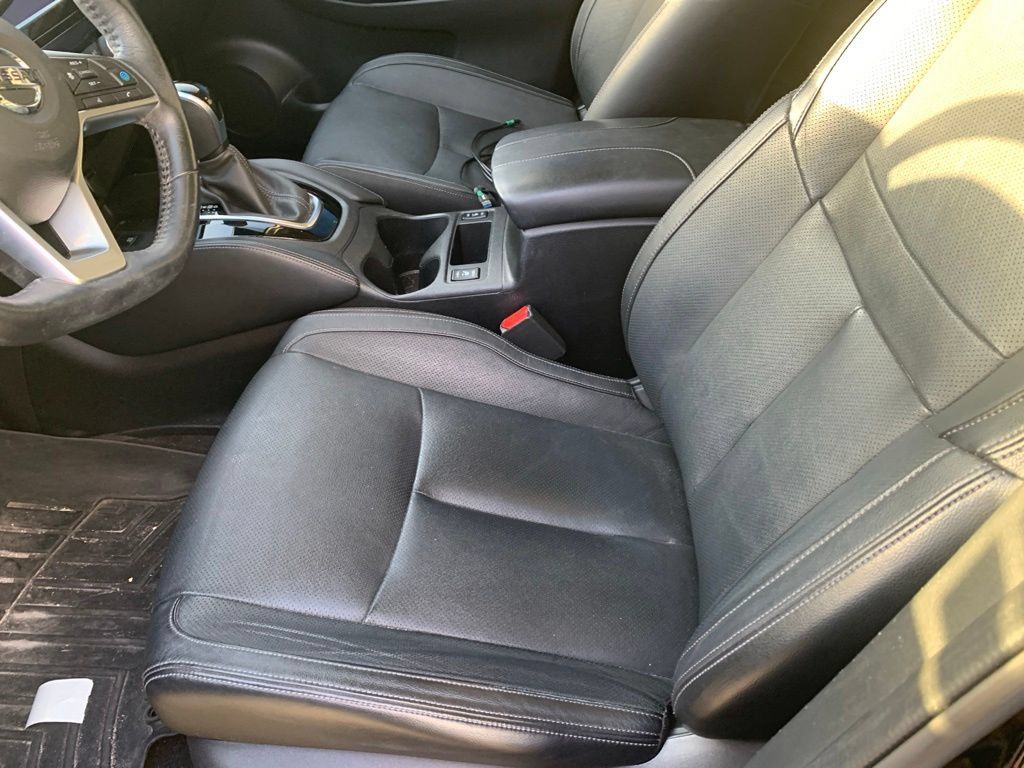 Used 2019 Nissan Rogue Sport SL FWD image 3