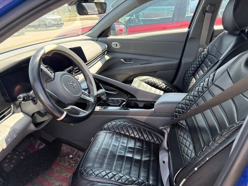 Used 2023 Hyundai Elantra SEL w/ Convenience Package FWD image 2