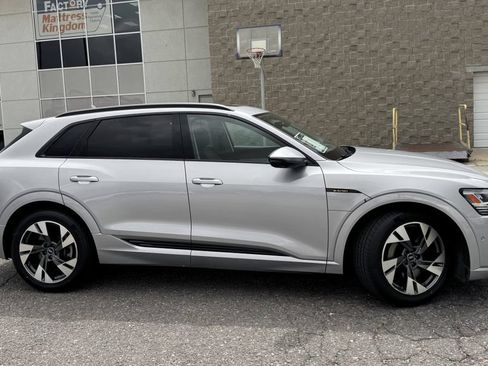 Used 2022 Audi e-tron Premium w/ Convenience Plus Package AWD/4WD image 5