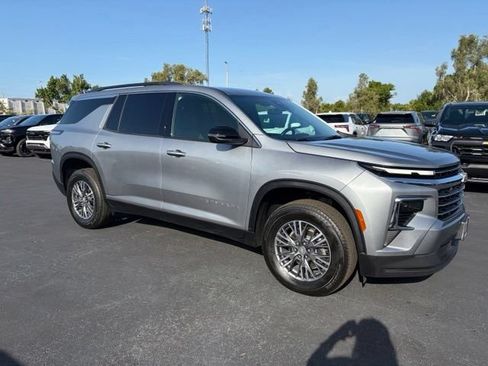 Certified 2025 Chevrolet Traverse LT AWD/4WD image 1