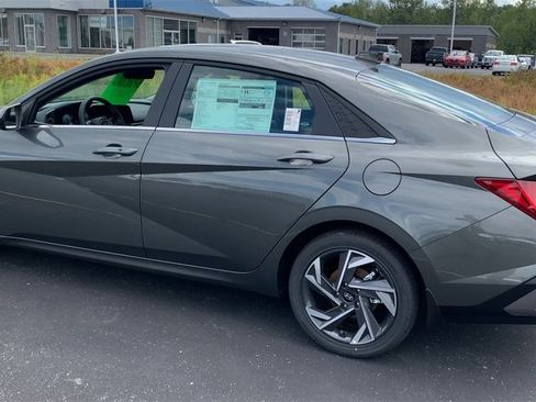 New 2025 Hyundai Elantra SEL image 3
