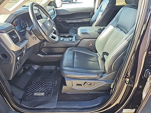 Used 2022 Ford Expedition XLT image 2
