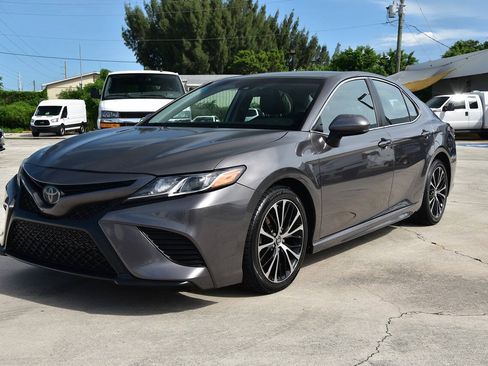 Used 2018 Toyota Camry SE FWD image 3
