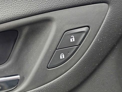 Used 2024 Chevrolet Equinox LT FWD image 32