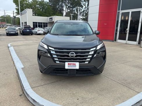 Used 2025 Nissan Rogue SV image 2