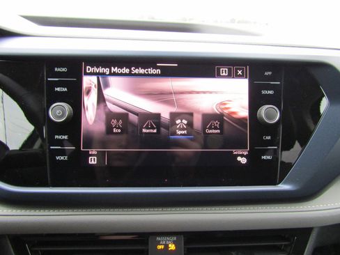 New 2024 Volkswagen Taos SE image 25