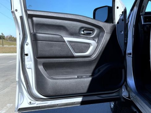 Used 2018 Nissan Titan SV w/ SV Convenience Package image 9
