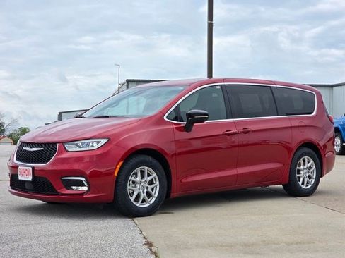 Certified 2025 Chrysler Pacifica Select FWD image 3