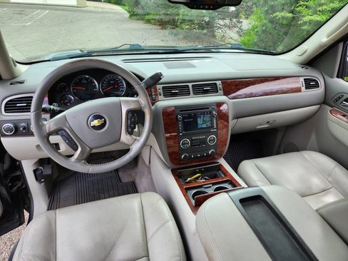 Used 2011 Chevrolet Suburban LTZ image 17