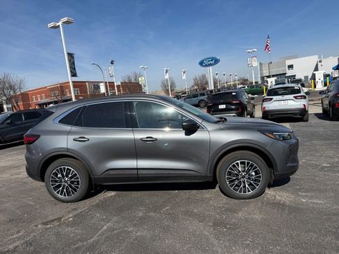 New 2026 Ford Escape SE w/ PHEV Premium Package image 2
