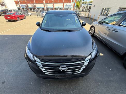 Used 2024 Nissan Rogue SV image 2