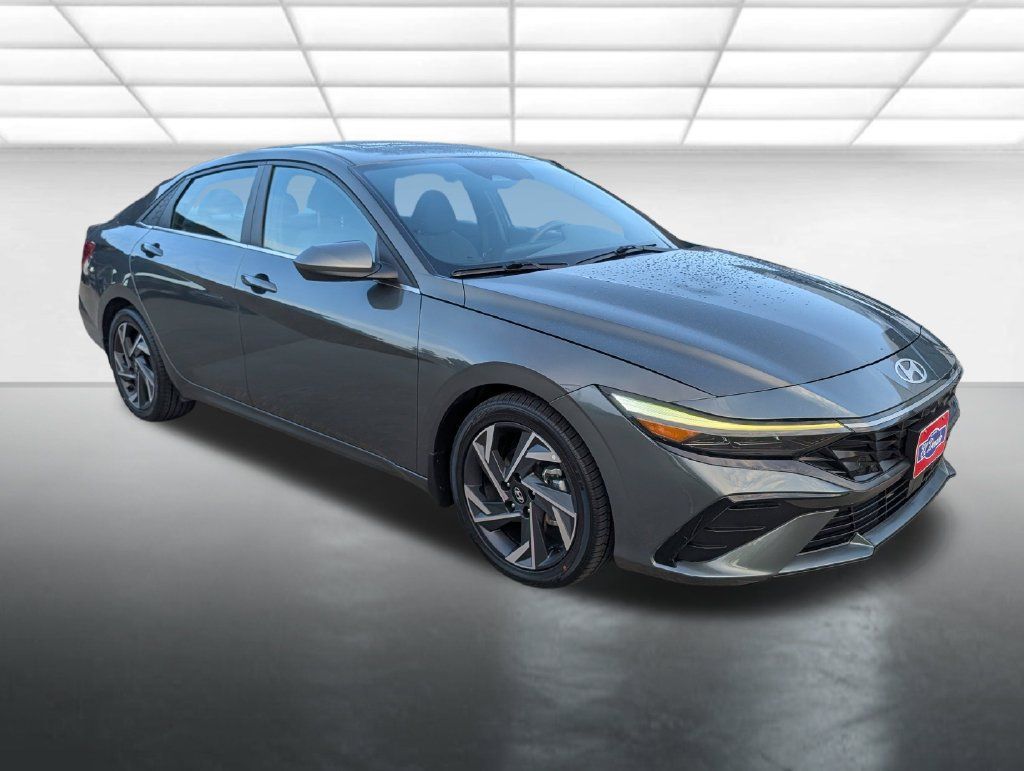 Used 2025 Hyundai Elantra SEL FWD image 1