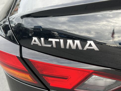 Used 2025 Nissan Altima 2.5 SV image 9