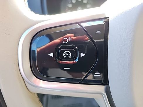 Used 2022 Volvo XC90 T6 Momentum image 30