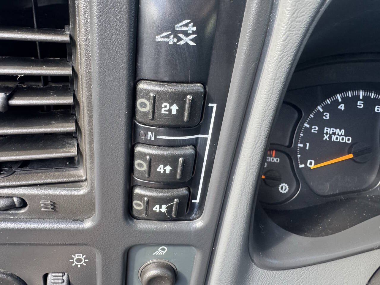 Used 2006 Chevrolet Silverado 2500 LT w/ Snow Plow Prep Package AWD/4WD image 17