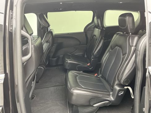 Used 2025 Chrysler Pacifica Select image 10