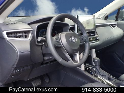 Used 2025 Toyota Corolla Cross XLE w/ Convenience Package AWD/4WD image 9