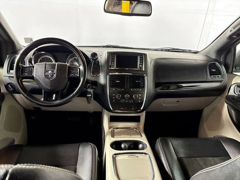 Used 2019 Dodge Grand Caravan SXT image 12