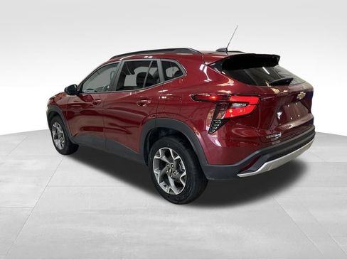 Used 2025 Chevrolet Trax LT w/ LT Convenience Package FWD image 3
