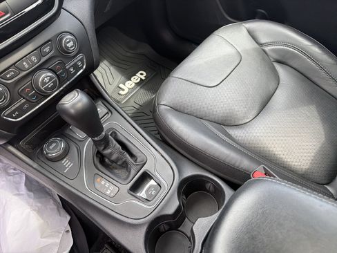 Used 2019 Jeep Cherokee High Altitude AWD/4WD image 23