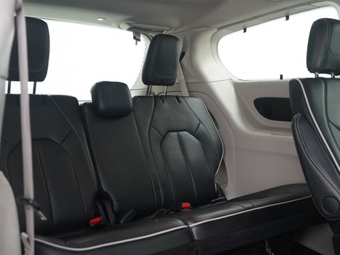 Used 2024 Chrysler Pacifica Limited image 13