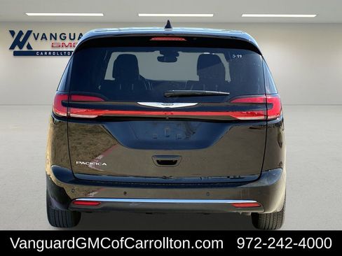 Used 2025 Chrysler Pacifica Select image 4