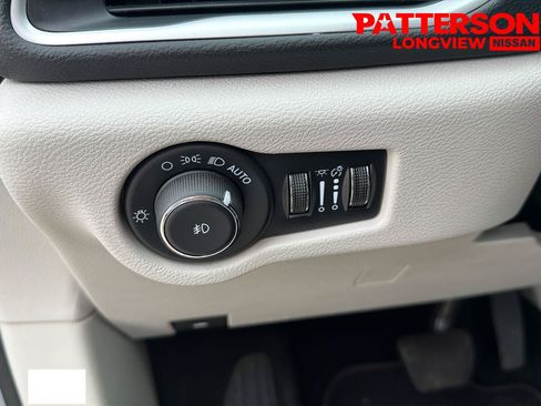 Used 2024 Chrysler Pacifica Touring-L FWD image 10