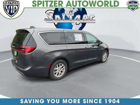 Used 2023 Chrysler Pacifica Touring-L FWD image 9