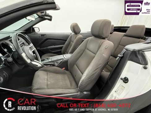 Used 2013 Ford Mustang Convertible image 21