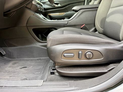 Used 2023 GMC Acadia SLE w/ Driver Convenience Package FWD image 24