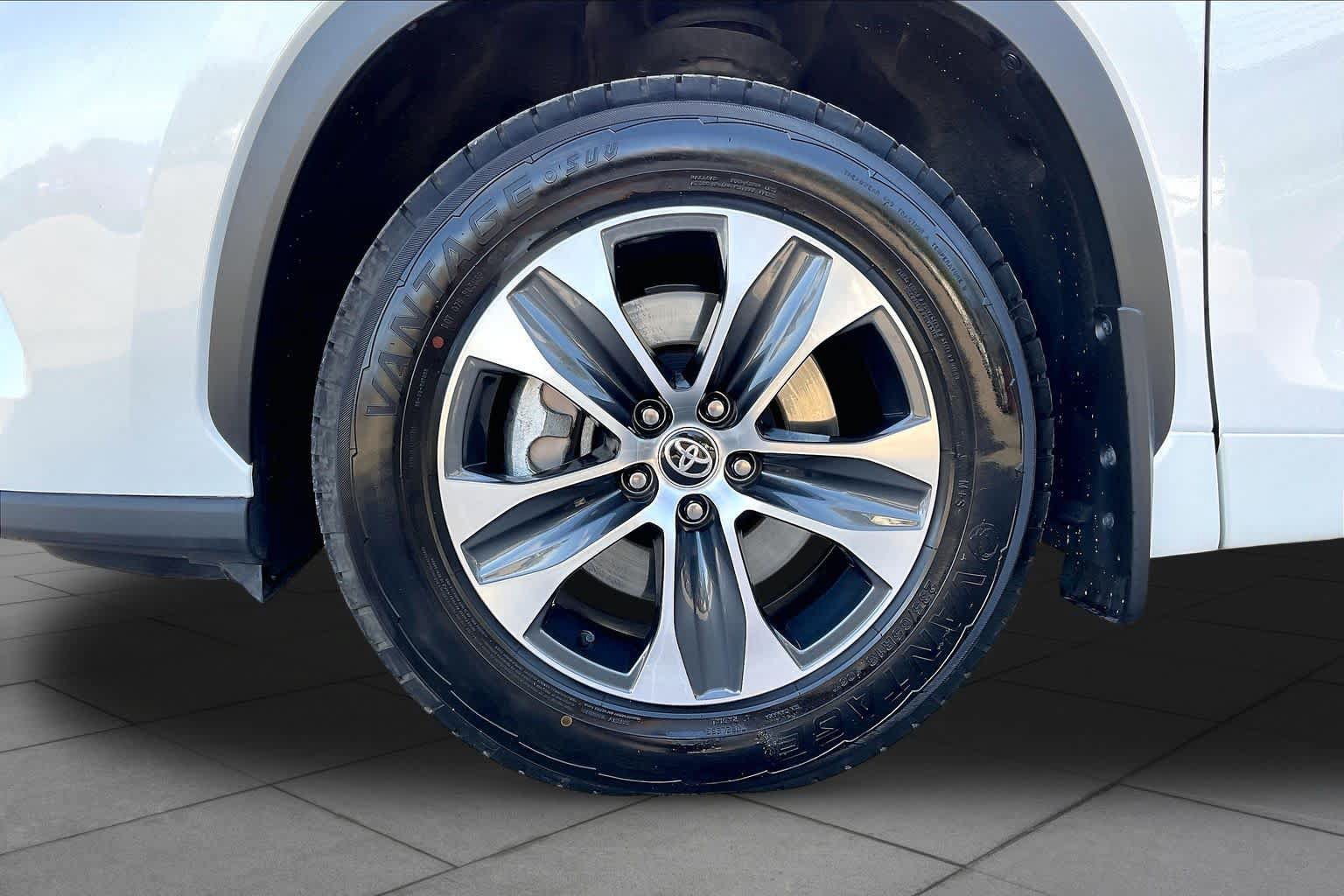 Used 2026 Toyota Highlander XLE AWD/4WD image 11