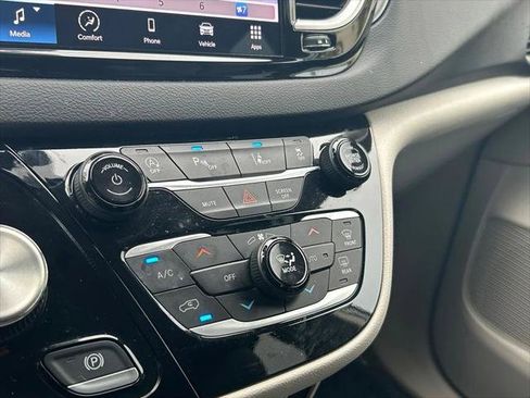 Certified 2023 Chrysler Pacifica Touring-L FWD image 24