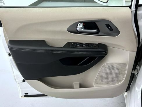 Certified 2022 Chrysler Pacifica Touring-L FWD image 9