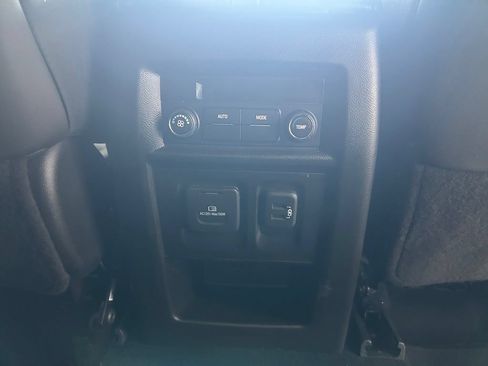 Used 2023 Chevrolet Traverse RS FWD image 30