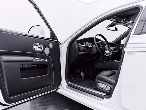 Used 2018 Rolls-Royce Ghost RWD image 43