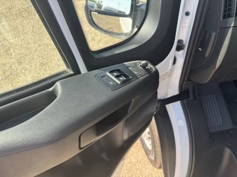 Used 2025 RAM ProMaster 2500 w/ Convenience Group image 11