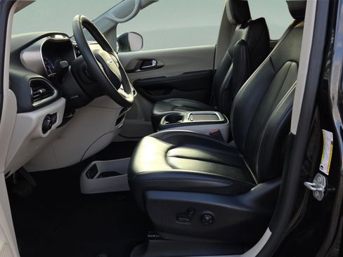 Used 2023 Chrysler Pacifica Touring-L image 9