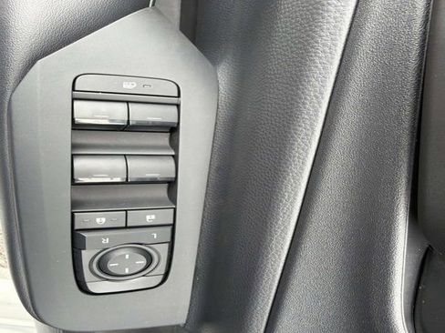 Used 2026 Toyota Prius Plug-In Hybrid FWD image 8
