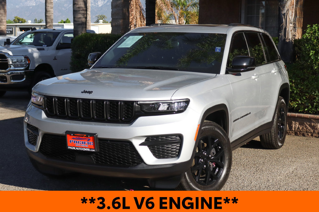 Used 2024 Jeep Grand Cherokee Altitude RWD image 3