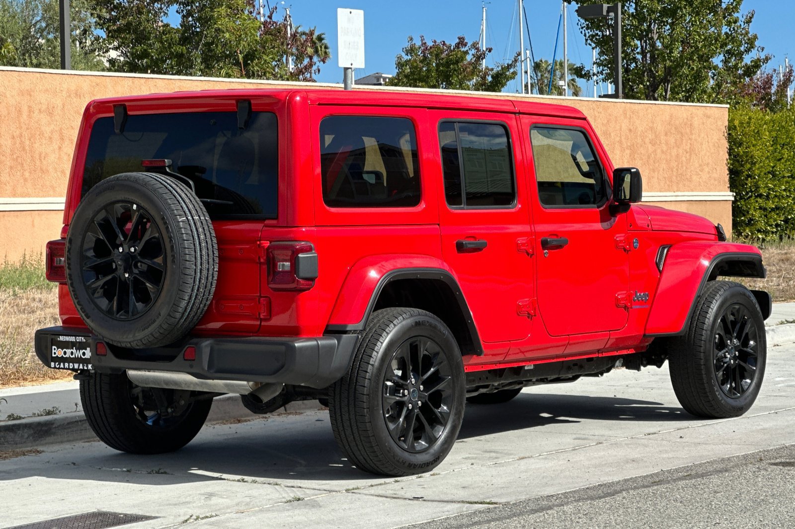Used 2025 Jeep Wrangler Unlimited Sahara w/ Safety Group AWD/4WD image 4