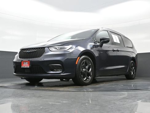 Used 2021 Chrysler Pacifica Touring w/ Uconnect Theater Family Group image 28