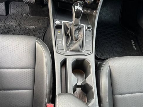Certified 2024 Volkswagen Jetta SE w/ Panoramic Sunroof Package image 17