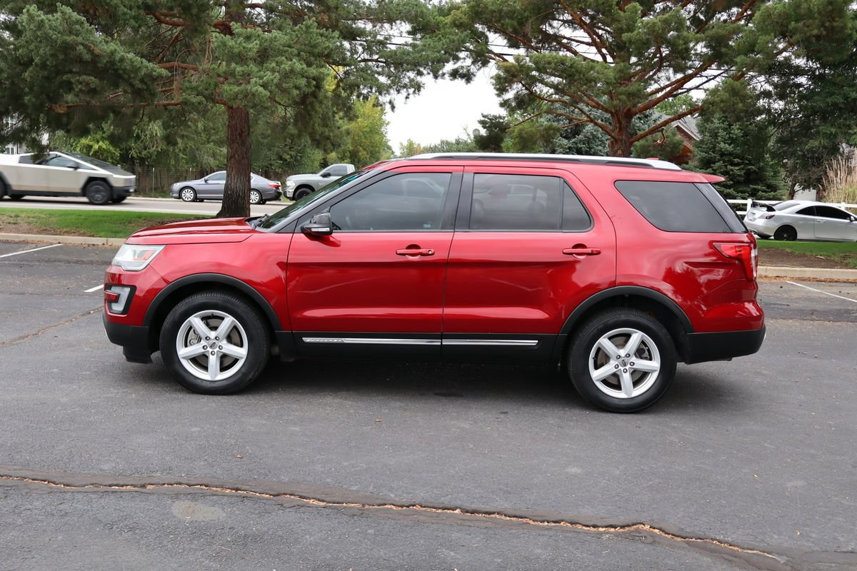 Used 2016 Ford Explorer XLT w/ Equipment Group 202A AWD/4WD image 9