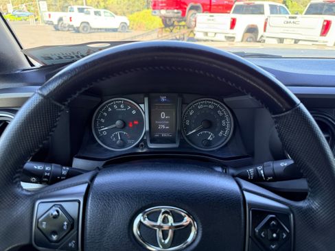 Used 2020 Toyota Tacoma TRD Off-Road w/ Technology Package AWD/4WD image 15