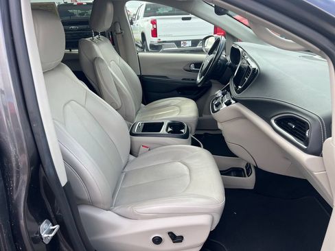 Used 2021 Chrysler Pacifica Touring-L FWD image 42